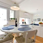 Spacious Chic דירה *