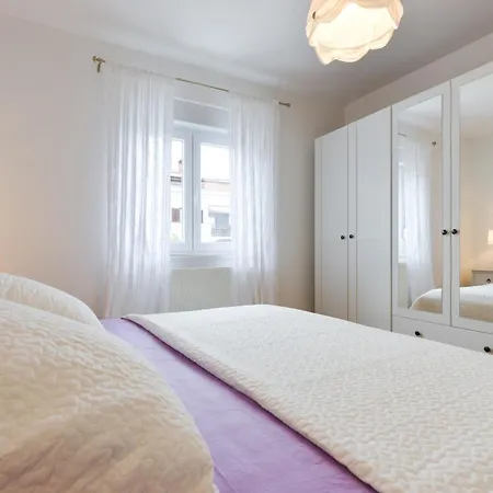 Апартаменти Spacious Chic *