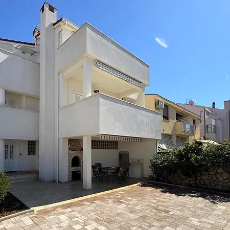 Апартаменти Spacious Chic *